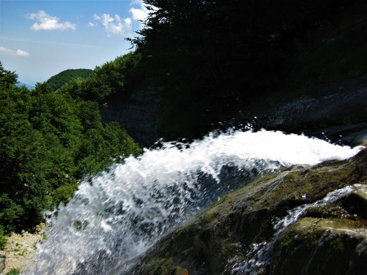 TOUR DELLE CASCATE NASCOSTE- MONTI DELLA LAGA - Trekkinguide